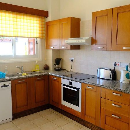 Villa On The First Line Пея Екстериор снимка