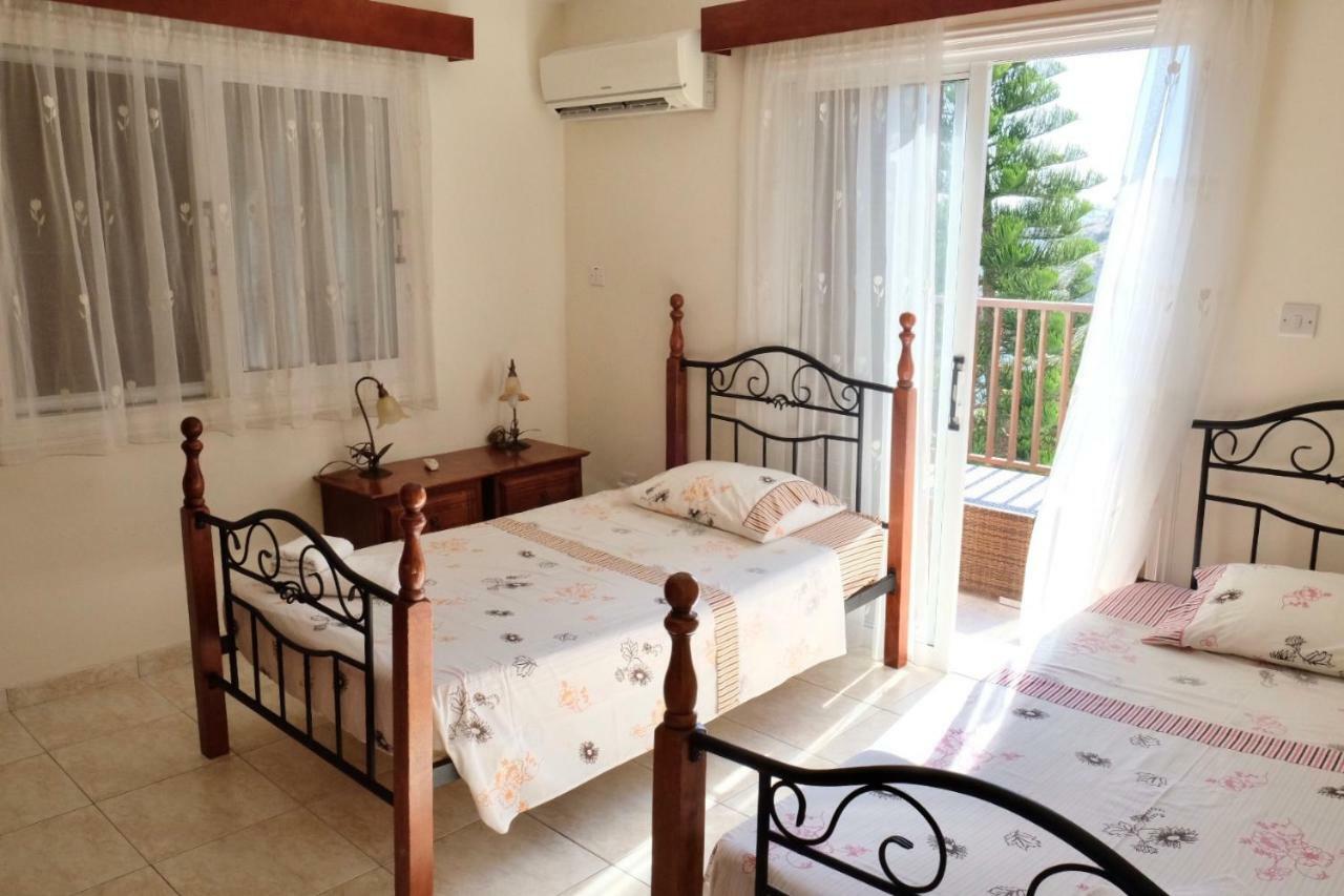 Villa On The First Line Пея Екстериор снимка