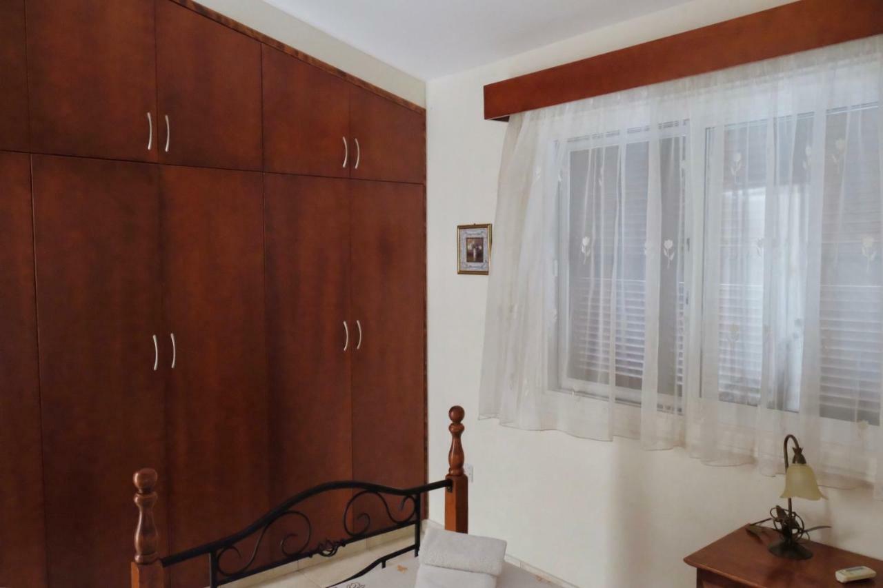 Villa On The First Line Пея Екстериор снимка