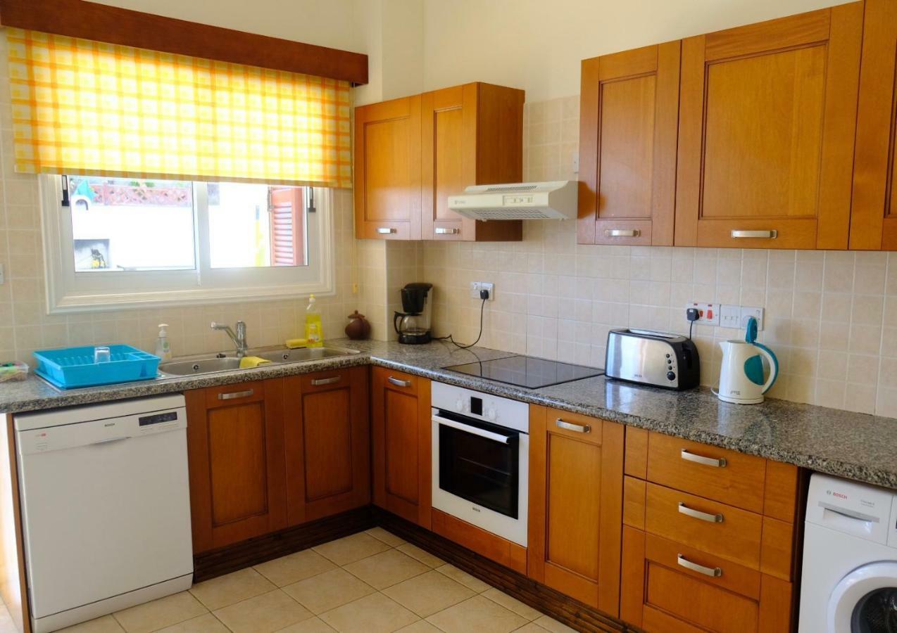 Villa On The First Line Пея Екстериор снимка