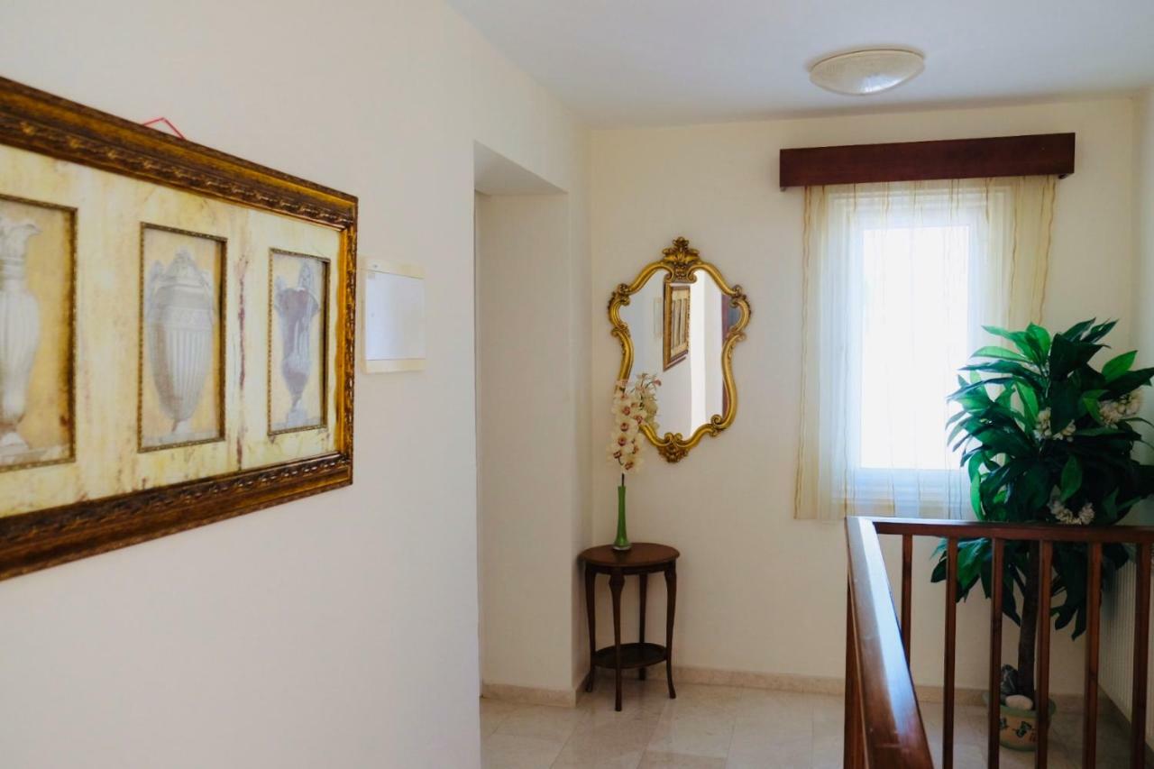 Villa On The First Line Пея Екстериор снимка